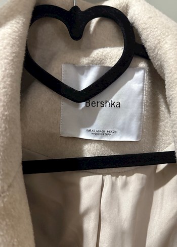 Bershka Düğmeli uzun krem kaban