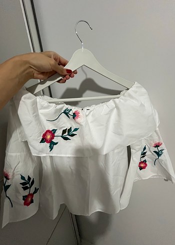 Nakışlı, kısa, straplez beyaz kadın bluz