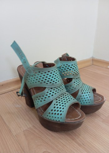 Turkuaz Delikli Platform Topuklu Sandalet - Görsel 2