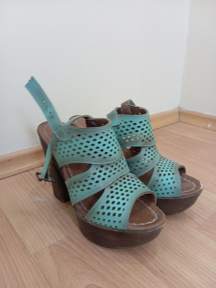 Turkuaz Delikli Platform Topuklu Sandalet - Görsel 2