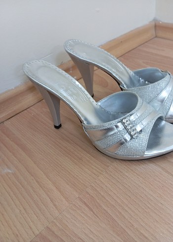 Gri Parlak Yılan Desenli Tokalı İnce Topuklu - Görsel 2