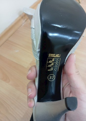 Gri Parlak Yılan Desenli Tokalı İnce Topuklu - Görsel 3