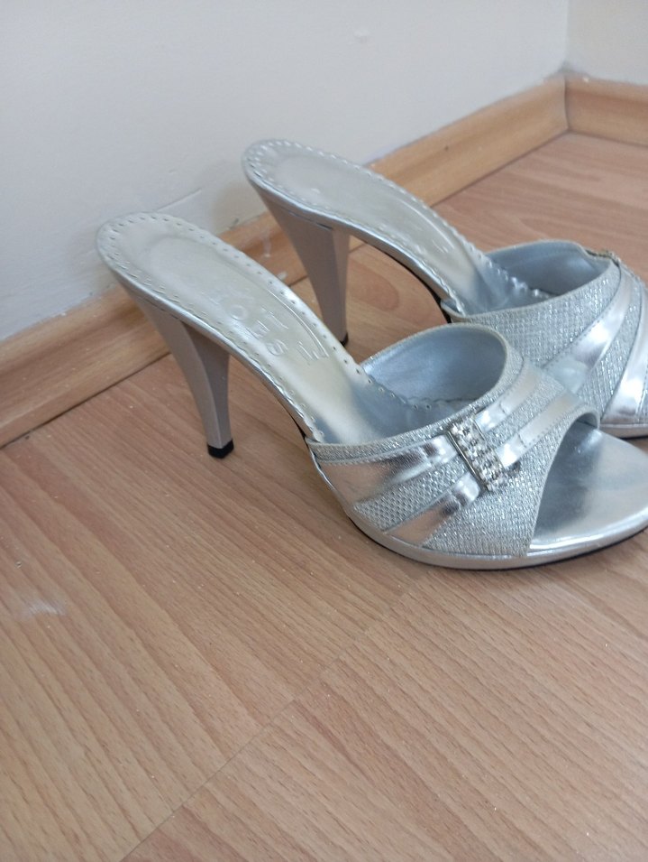 Gri Parlak Yılan Desenli Tokalı İnce Topuklu - Görsel 2