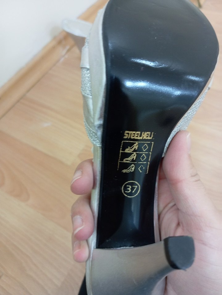 Gri Parlak Yılan Desenli Tokalı İnce Topuklu - Görsel 3