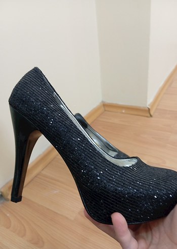 Parlak Yılan Desenli Siyah İnce Topuklu Ayakkabı - Görsel 2