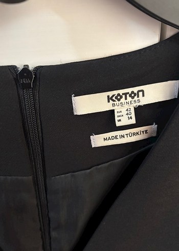 V Yaka Siyah Kemerli Elbise - Görsel 3