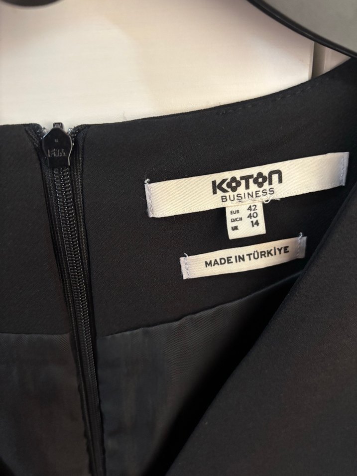 V Yaka Siyah Kemerli Elbise - Görsel 3