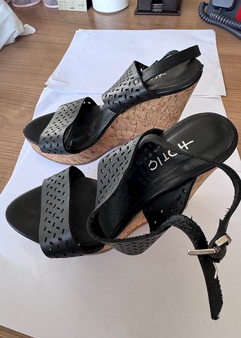 Siyah Desenli Dolgu Topuklu Kadın Sandalet - Görsel 2