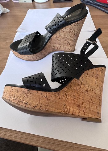 Siyah Desenli Dolgu Topuklu Kadın Sandalet - Görsel 4