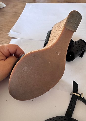 Siyah Desenli Dolgu Topuklu Kadın Sandalet - Görsel 3