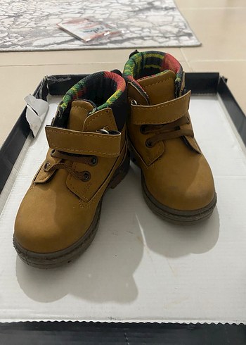 Renkli Bağcıklı Erkek Çocuk Bot