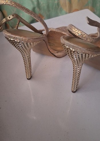 37 Beden Klasik Şıklık Altın Renkli Stiletto Topuklu Ayakkabı