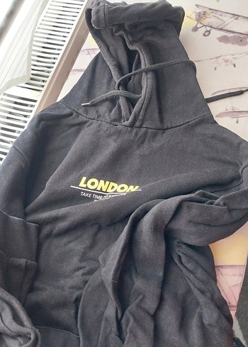 Siyah Kapüşonlu Baskılı Sweatshirt
