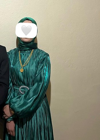 Uzun Parlak Yeşil Drapeli Tesettür Elbise