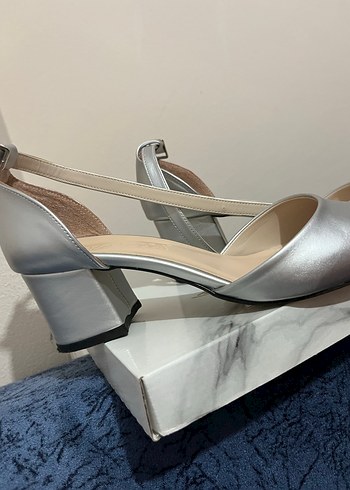 Gri Metalik Tokalı Kadın Topuklu Ayakkabı - Görsel 3