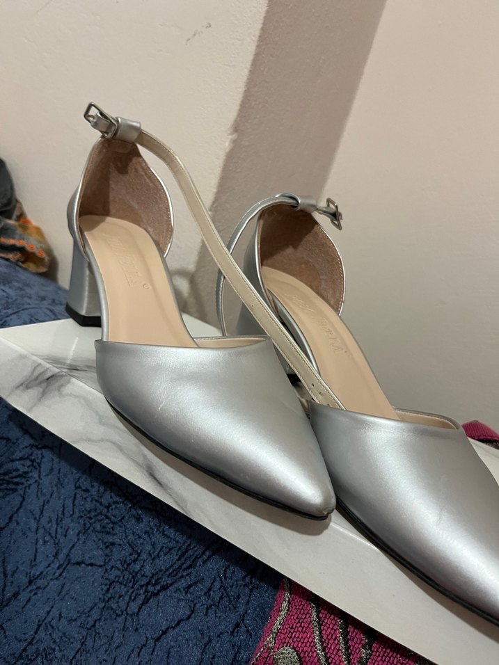 Gri Metalik Tokalı Kadın Topuklu Ayakkabı - Görsel 2