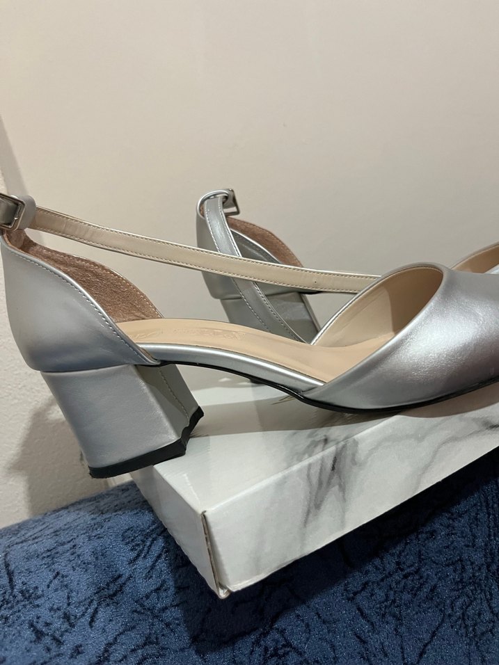 Gri Metalik Tokalı Kadın Topuklu Ayakkabı - Görsel 3