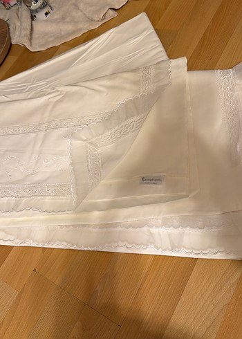 Nakışlı Beyaz Pike ve Çarşaf Seti ve 2 yastık yüzü - Görsel 3