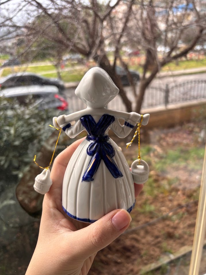 Mavi Desenli Geleneksel Kadın Figürin - Görsel 2