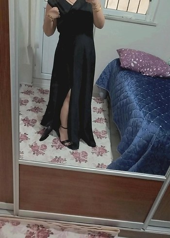 Siyah uzun yırtmaçlik elbise