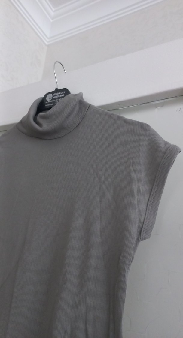 Gri Kısa Kollu Yüksek Yakalı Kadın tişört - Görsel 2