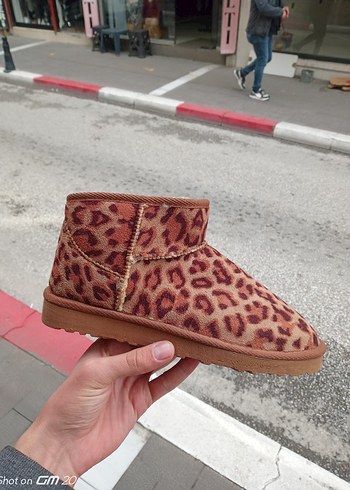 Leopar Desenli Kahverengi Kürklü Kadın Bot