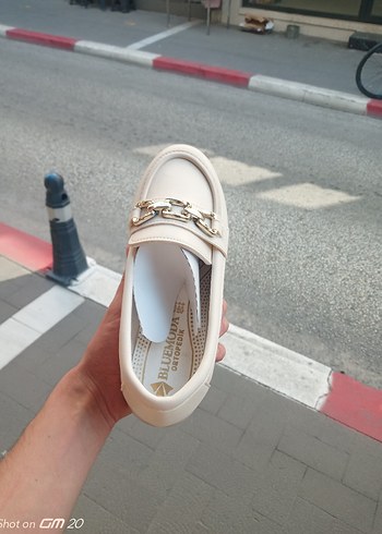 Beyaz Zincir Detaylı Loafer