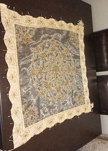 Beden Bej Kenarlı Gri İşlemeli Masa Örtüsü
