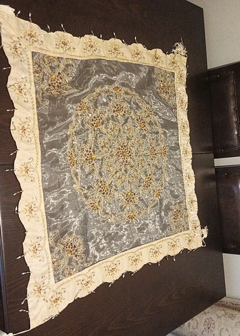 Diğer Bej Kenarlı Gri İşlemeli Masa Örtüsü