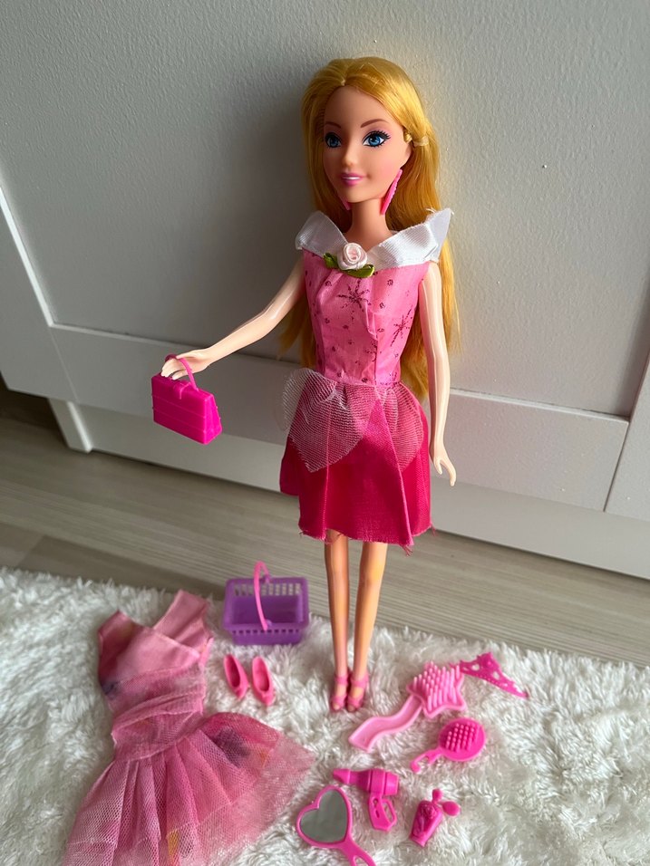 Pembe Elbiseli Bebek ve Aksesuar Seti - Görsel 2