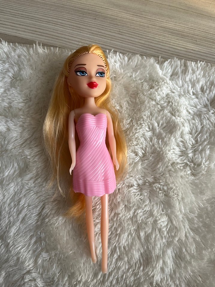 Pembe elbise giymiş oyuncak bebek - Görsel 2