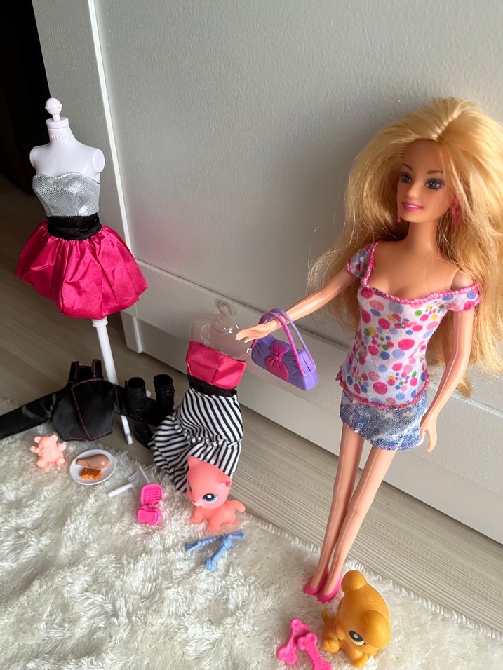 Pembe Elbiseli Bebek ve Aksesuar Seti - Görsel 2