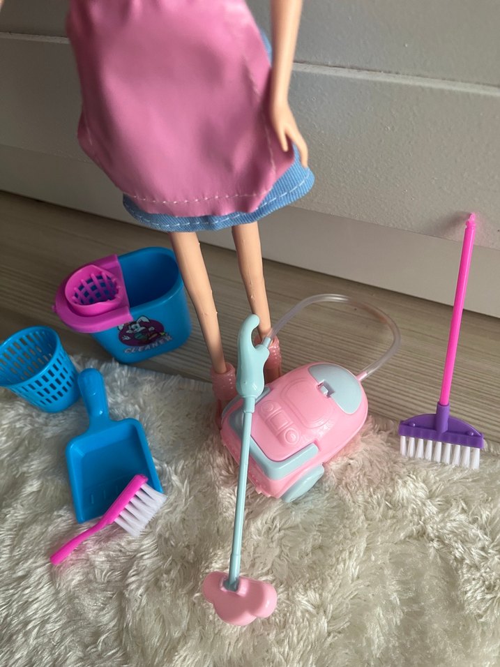 Pembe Önlüklü Bebek ve Temizlik Seti - Görsel 3