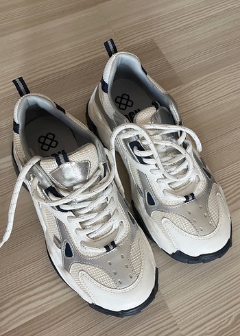 Beyaz Bağcıklı Spor Ayakkabı - Görsel 3