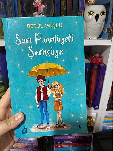 Sarı puantiyeli şemsiye
