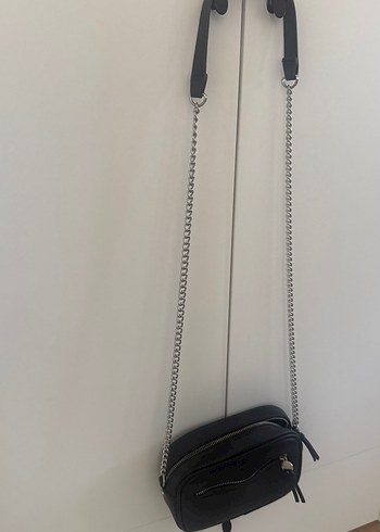 Stradivarius Zincir Detaylı Siyah Yılan Desenli Deri Çanta