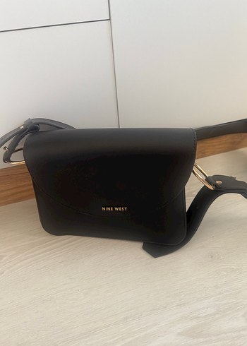 Nine West Siyah Deri Kemerli Kadın Çanta
