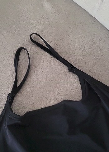 Siyah V Yakalı İnce Askılı Saten Kadın Atlet - Görsel 4