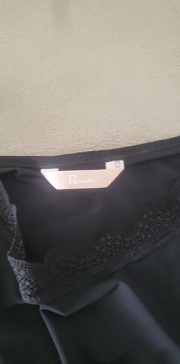 Siyah V Yakalı İnce Askılı Saten Kadın Atlet - Görsel 3