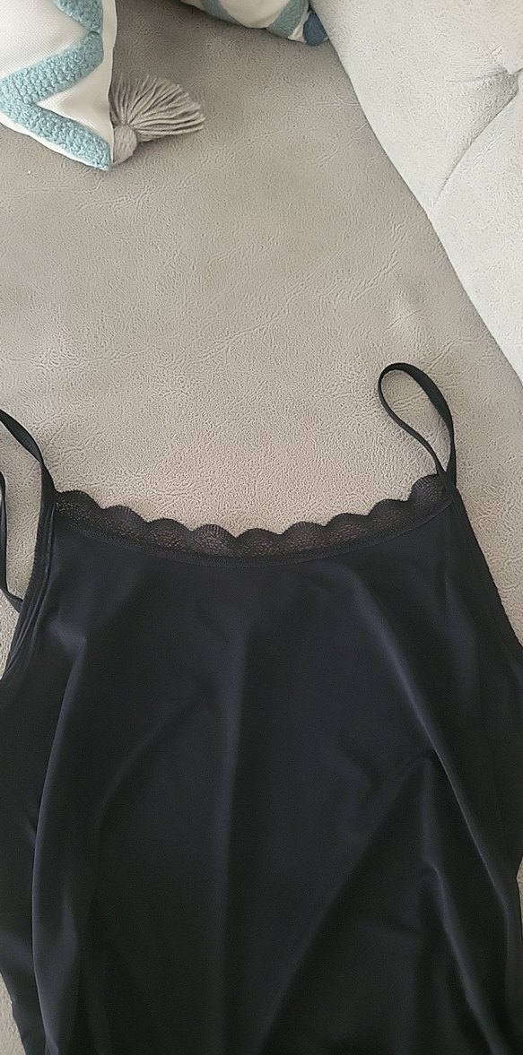 Siyah V Yakalı İnce Askılı Saten Kadın Atlet - Görsel 2