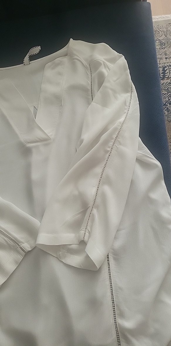 V Yaka Beyaz Kadın Gömlek - Görsel 2