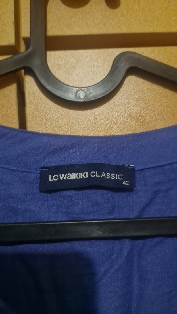 Düğmeli V Yakalı Kadın Gömlek - Görsel 3