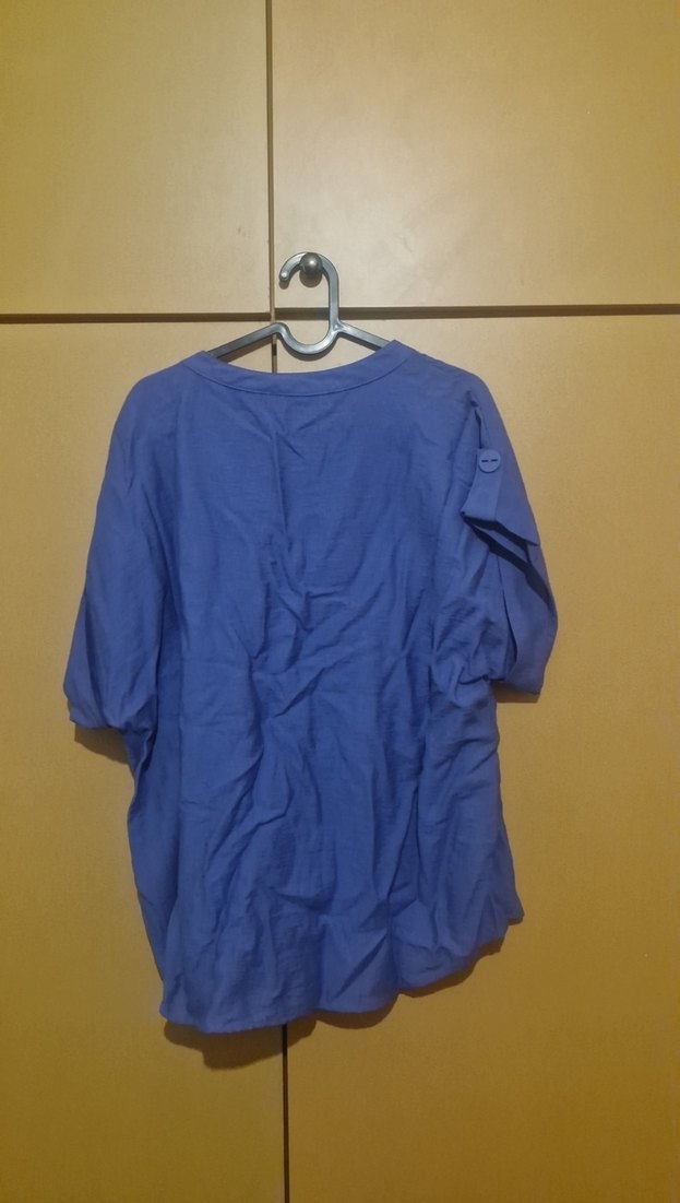 Düğmeli V Yakalı Kadın Gömlek - Görsel 2