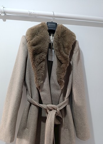 Pierre Cardin Kürklü Yaka Kuşaklı Bej Kaban PİERRE CARDİN