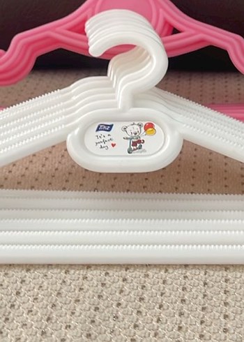 Diğer Renkli ve Beyaz Plastik Askılar 12 adet