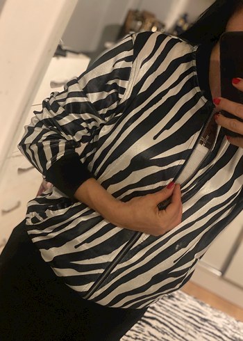 Zebra Desenli Fermuarlı Siyah Kadın Bluz - Görsel 3