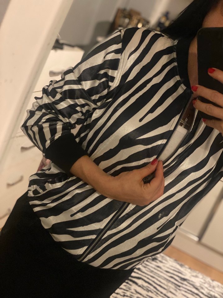 Zebra Desenli Fermuarlı Siyah Kadın Bluz - Görsel 3