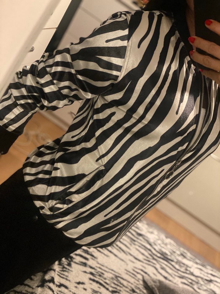 Zebra Desenli Fermuarlı Siyah Kadın Bluz - Görsel 2