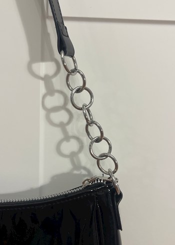H&M Zincir Detaylı Siyah Parlak Rugan Çanta