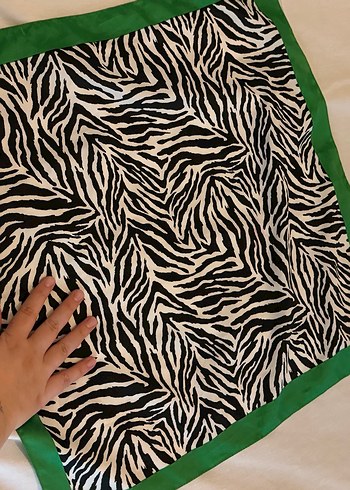 Koton Zebra Desenli İpeksi Kare Fular
